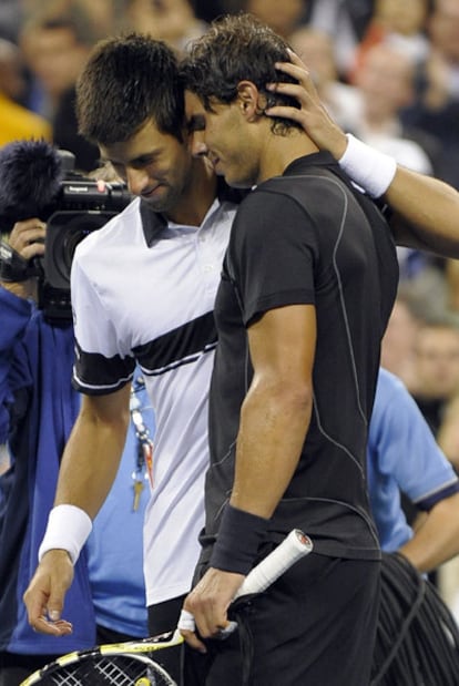 Djokovic y Nadal se saludan tras el partido.