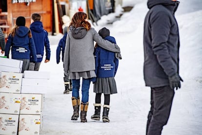 La princesa abraza a su hija menor, que como sus hermanos ya visite el uniforme de su nuevo colegio.