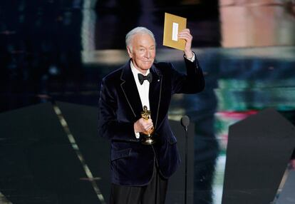 Christopher Plummer recoge el Oscar a mejor actor de reparto por su interpretación en 'Beginners'.