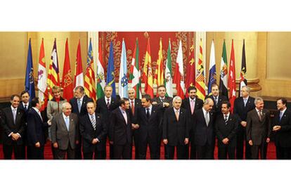 En primera fila, de izquierda a derecha, los presidentes de las comunidades autónomas de Valencia, <b>Francisco Camps;</b> de La Rioja, <b>Pedro Sanz;</b> del Principado de Asturias, <b>Alberto Álvarez Areces;</b> de Galicia, <b>Manuel Fraga Iribarne;</b> del País Vasco, <b>Juan José Ibarretxe;</b> del Gobierno español, <b>José Luis Rodríguez Zapatero;</b> de Cataluña, <b>Pasqual Maragall;</b> de Andalucía, <b>Manuel Chaves;</b> de Cantabria, <b>Miguel Ángel</b> <b>Revilla;</b> de Murcia, <b>Ramón Luis Valcárcel;</b> de Aragón, <b>Marcelino Iglesias.</b> En la segunda fila, por la izquierda, los presidentes de Ceuta, <b>Jesús Vivas;</b> de Madrid, <b>Esperanza Aguirre;</b> de Extremadura,<b> Juan Carlos</b> <b>Rodríguez Ibarra;</b> de Canarias, <b>Adán Martín;</b> de Castilla-La Mancha, <b>José María Barreda;</b> de Navarra, <b>Miguel Sanz;</b> de Baleares, <b>Jaume Matas;</b> de Castilla y León, <b>Juan Vicente Herrera,</b> y el presidente de Melilla, <b>Juan José Imbroda</b>, posan para los fotógrafos durante la I Conferencia de Presidentes Autonómicos celebrada el pasado 28 de octubre de 2004 en el Senado.