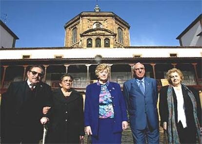 De izquierda a derecha, Marcelo García; su esposa, Encarna Vega; Ana Sirgo; Manuel García González <i>(Otones),</i> y Manolita Castañón.