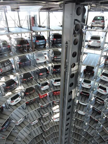 Dentro de la torre, una plataforma eleva y deposita los coches en una plaza de garaje. Allí permanecerán hasta que llegue el momento de entregarlos a sus compradores.