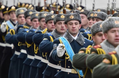 Miembros de la guardia de honor desfilan en Kiev (Ucrania) durante el recibimiento del presidente polaco, Andrzej Duda, que se ha entrevistado con su hom&oacute;logo ucranio Petro Poroshenko.