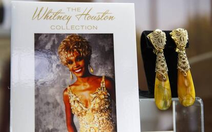 Un par de aretes de la fallecida cantante Whitney Houston. La pieza hacen parte de una subasta de una memorabilia de música y entretenimiento el 25 de junio de 2016 Heritage Auctions.