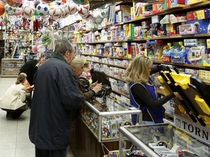 Consumidores en una juguetería.