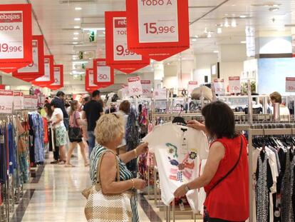 Clientes en el primer d&iacute;a de rebajas en el Corte Ingl&eacute;s de Pintor Sorolla, en Valencia. 