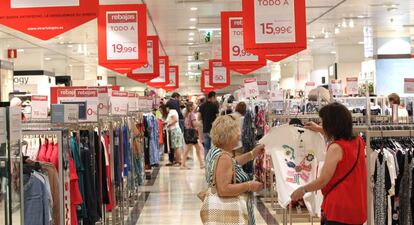 Clientes en el primer día de rebajas en el Corte Inglés de Pintor Sorolla, en Valencia.