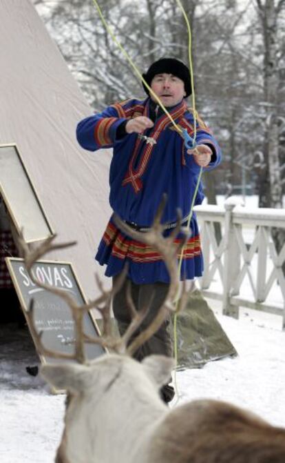 Ulf Bergdahl, un indígena sami sueco hace una demostración con el lazo en el día nacional sami, en Estocolmo el pasado febrero.