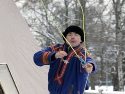 Ulf Bergdahl, un indígena sami sueco hace una demostración con el lazo en el día nacional sami, en Estocolmo el pasado febrero.