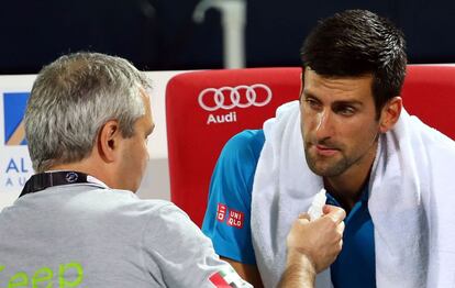 Djokovic es atendido por el médico en Dubái.