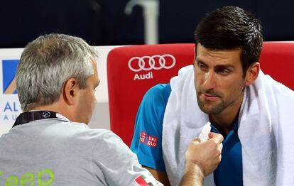 Djokovic es atendido por el m&eacute;dico en Dub&aacute;i.