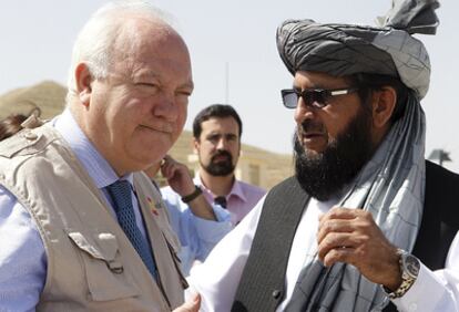 Miguel Ángel Moratinos ha sido recibido en Qala-i-Naw por el el gobernador de la provincia de Badghis, Delban Jan Arman