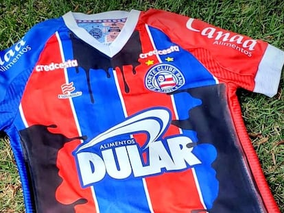 Uniforme do Bahia com manchas que remetem a vazamento de óleo no litoral.