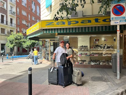 Gabriela Pedraza (28 años) y Andrés Márquez (29) al frente de la Zapatería Aurori, en Moncloa, el martes 10 de junio.