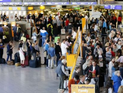 Pasajeros esperan frente a los terminales de Lufthansa en Fráncfort.