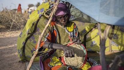 Aissa Al Hadji Ram, 10 filhos, vive em um acampamento para refugiados.