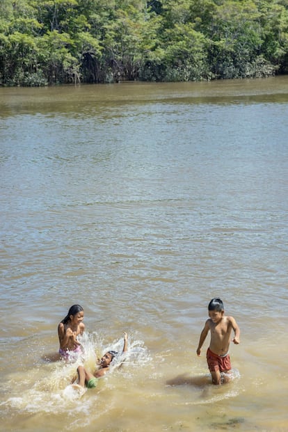 A vulnerabilidade econômica e social das populações da Amazônia, especialmente dos povos indígenas, muitas vezes os torna alvo de redes de tráfico com menos escrúpulos. Crianças brincando nas margens do rio Igara Paraná, em San Francisco (Colômbia), um dos afluentes da Amazônia.