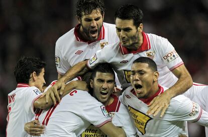 Los jugadores del Sevilla felicitan a Jose Antonio Reyes tras conseguir en el primer minuto de partido el primer gol ante el Betis.