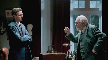 Matthew Goode y Anthony Hopkins en 'La última sesión de Freud'.