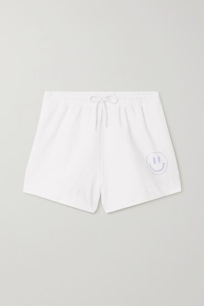 Estos shorts de Ganni en color blanco y con un pequeño emoticono en un lateral, están confeccionados con una mezcla de algodón y punto reciclada. 105€.