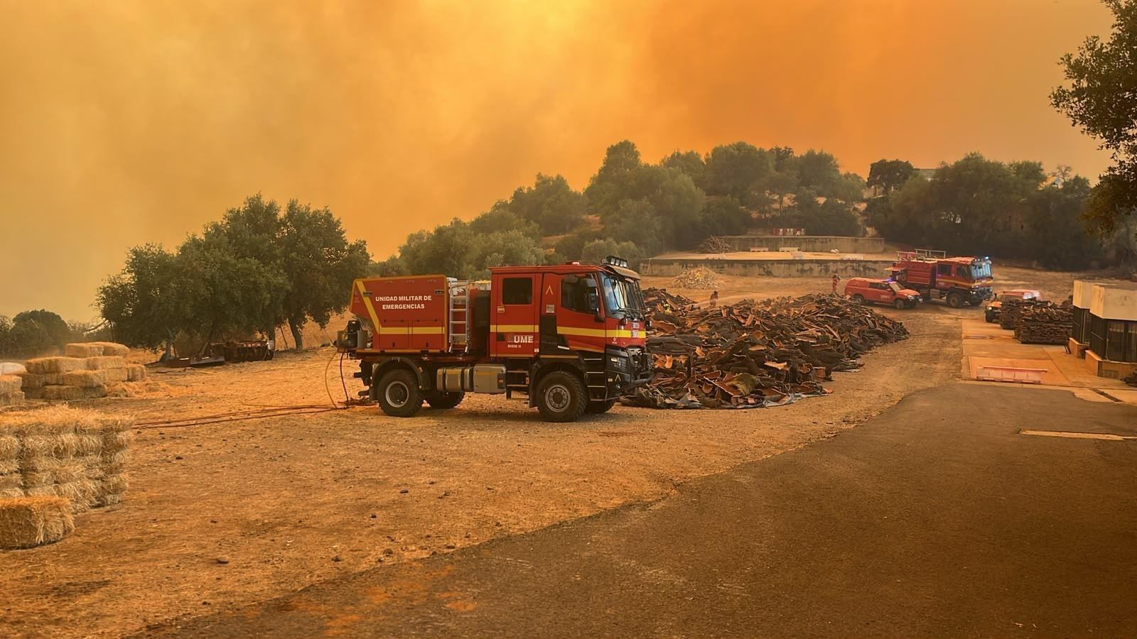 Motobombas de la UME desplegadas en la cooperativa de corcho de Berrocal, durante el incendio. / CEDIDA