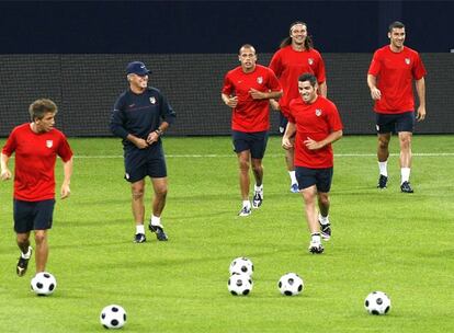 Javier Aguirre (a la izquierda) dirige el entrenamiento de anoche del Atlético en Gelsenkirchen.