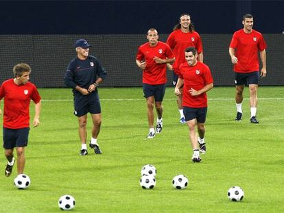Javier Aguirre (a la izquierda) dirige el entrenamiento de anoche del Atlético en Gelsenkirchen.