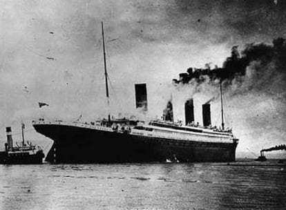 El Titanic, a su salida del puerto de Southampton en su viaje inaugural