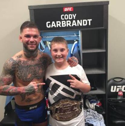 Garbrandt conoció a Maddux Maple cuando tenía leucemia. Ahora, el chaval, de 10 años (que posa en la foto de abajo con el cinturón de campeón), ya está curado.