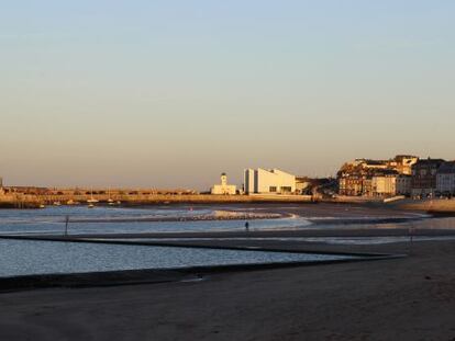 Playas de Margate (Reino Unido), con el puerto y la Turner Contemporary al fondo. 