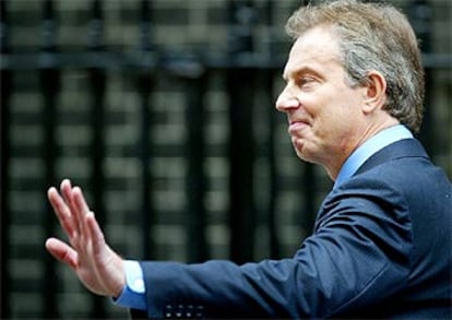 Tony Blair abandona su residencia de Downing Street para dirigirse al Parlamento británico, ayer en Londres.