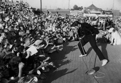 Elvis Presley, durante un concierto en 1957.