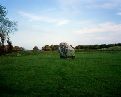  Monolito original de Wiltshire (Reino Unido) proyectado en un paisaje ficticio.