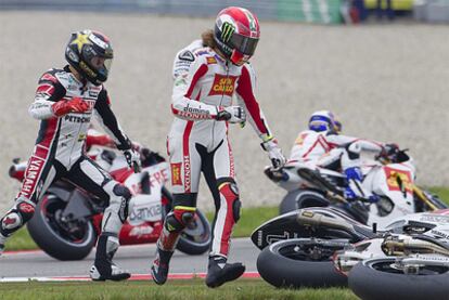 Simoncelli y Lorenzo tratan de poner de nuevo en pista sus motos.