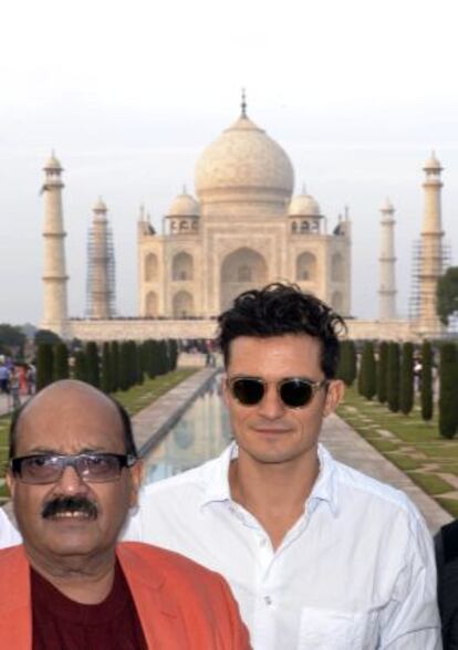 Orlando Bloom junto al legislador indio Amar Singh en el Taj Mahal.