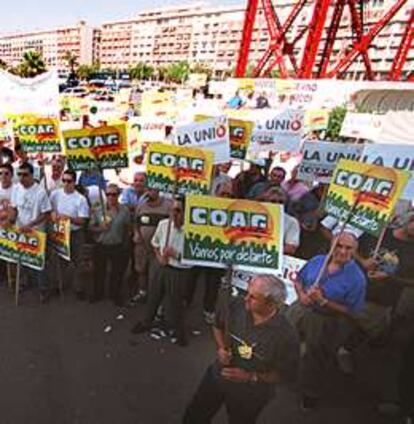 Los viticultores, ayer, durante la concentración de protesta en el puerto de Valencia.