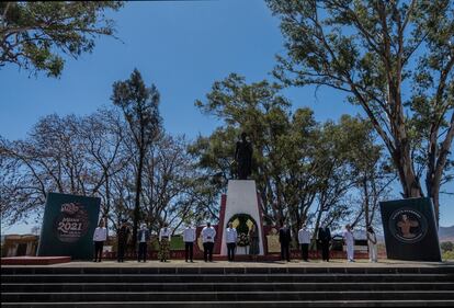 Martin Luther King III y el presidente Andrés Manuel López Obrador con una comitiva presentan una guardia en el monumento a Vicente Guerrero. 