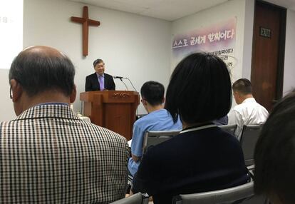 El pastor Jong Whan Lee dirige la oración el pasado domingo en su iglesia de Koreatown, Los Ángeles, a la que acuden fieles norcoreanos.