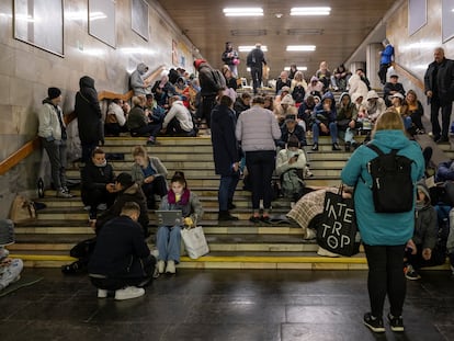 Habitantes de Kiev se refugiaban este martes en una estación de metro durante un ataque ruso con misiles a la capital ucrania.