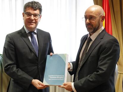 El ministro de Energía, Turismo y Agenda Digital, Álvaro Nadal, y Jorge Sanz, presidente de la Comisión de Expertos de Energía.