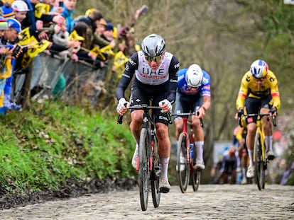 El ataque de Pogacar a 56 kilómetros de meta que hace sufrir a Van der Poel, de azul, y Van Aert.