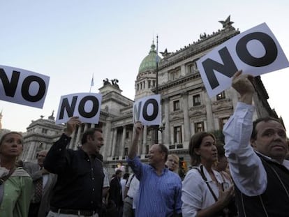 Miembros de la comunidad judía protestan al exterior del Parlamento argentino