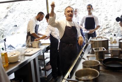 Ferran Adrià y su equipo trabajaban ayer en la cocina del restaurante.