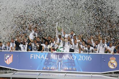 Los jugadores del Real Madrid celebran la victoria en la final de Milán de la Liga de Campeones disputada en el estadio de San Siro, en Milán (Italia), contra el Atlético de Madrid, el 28 de mayo de 2016