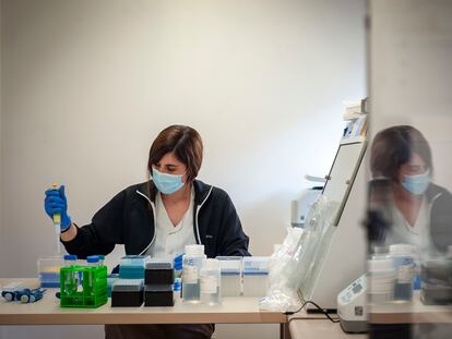 A microbiologist working in a sequencing laboratory at Vall d’Hebron in Barcelona.