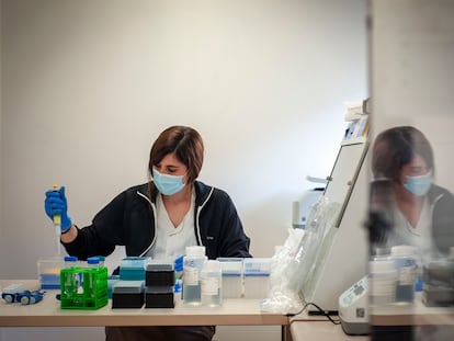 Una microbióloga trabaja con muestras de coronavirus en el laboratorio de secuenciación del Vall d'Hebron.