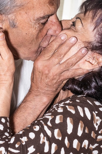 Un beso entre Carlos y Carmela.
