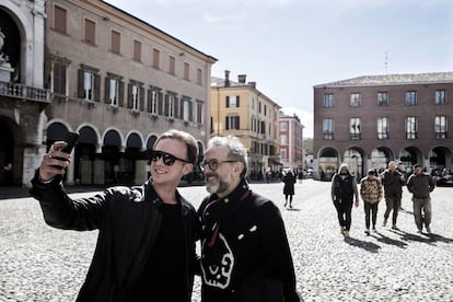 Un admirador le pide un 'selfie' en la plaza de la catedral.