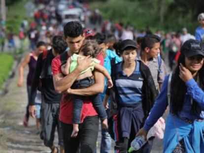 El mandatario amenazó al presidente de Honduras con retirar los fondos de ayudas si seguía adelante la caravana de cerca de 2.000 personas, que ya está en Guatemala