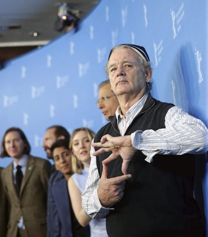 El actor estadounidense Bill Murray (d) gesticula durante la rueda de prensa ofrecida con motivo de la presentación de la película "The Grand Budapest Hotel", durante la 64ª edición del Festival Internacional de Cine de Berlín.